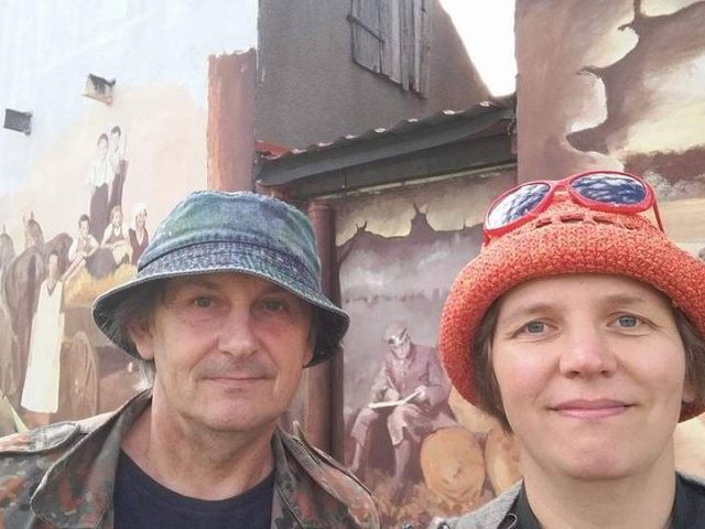 Historia Faryn na muralu przy kościele